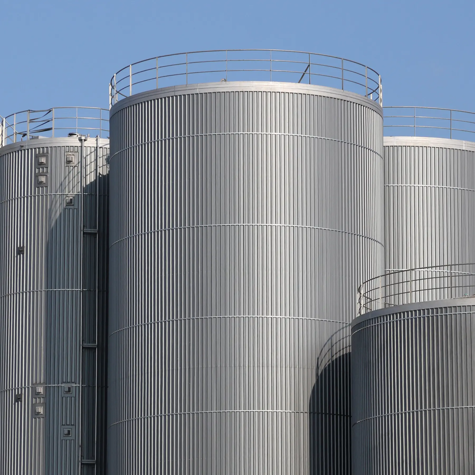 Silosi s plavim nebom u pozadini