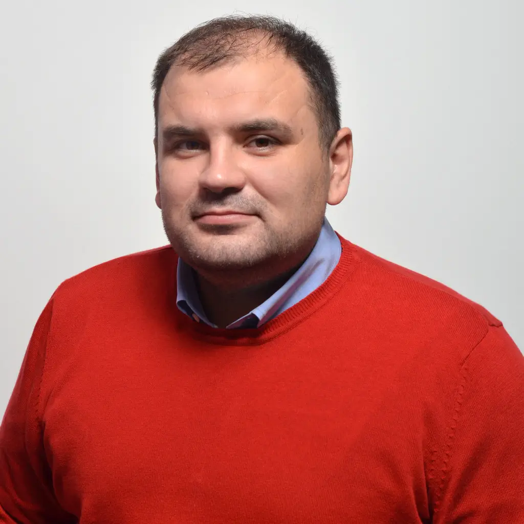 Mato Mrkalj gleda u kameru